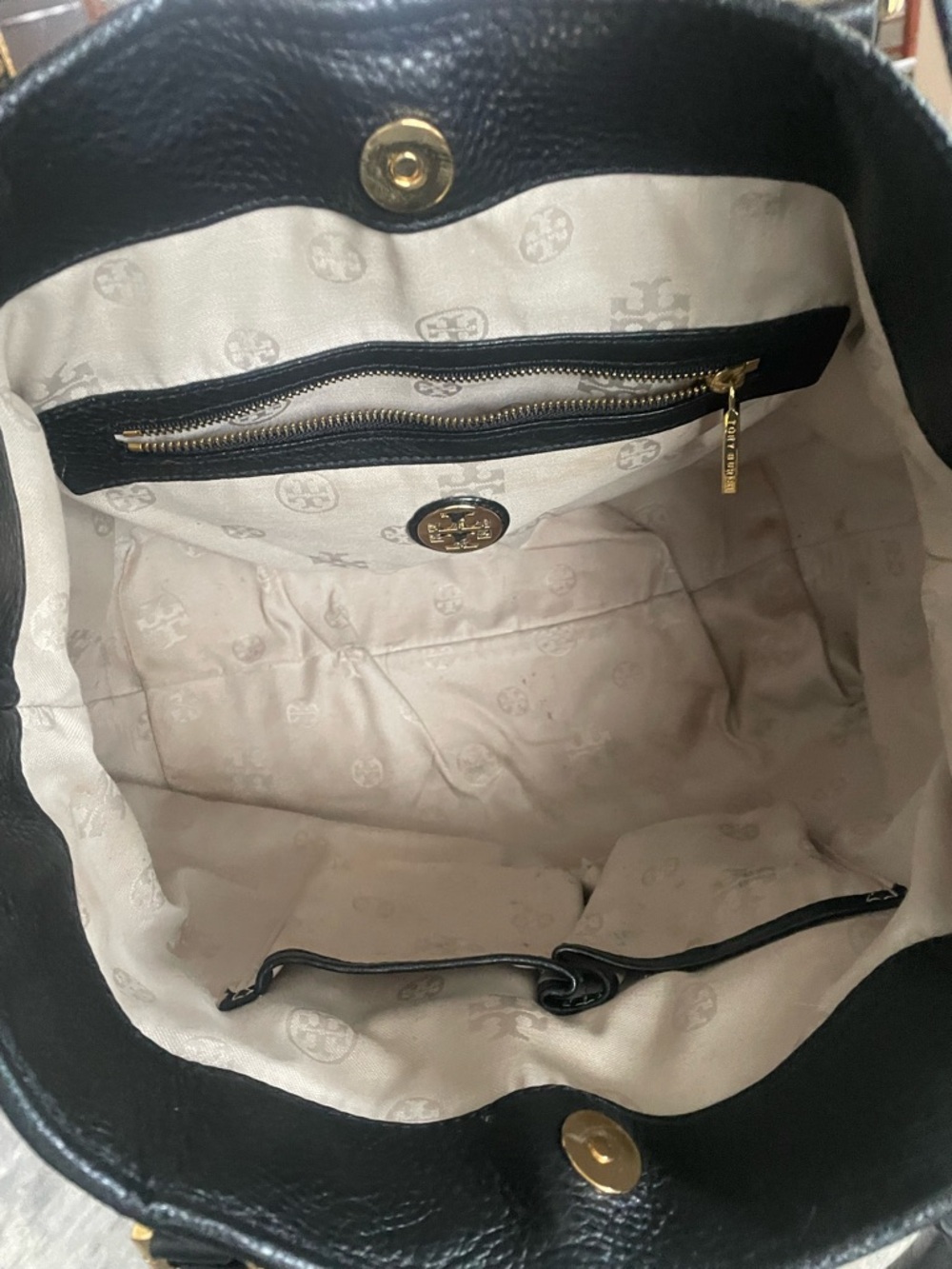 Tory Burch Black Leather Shoulder Bag with Gold Logo - Picture 7 of 12